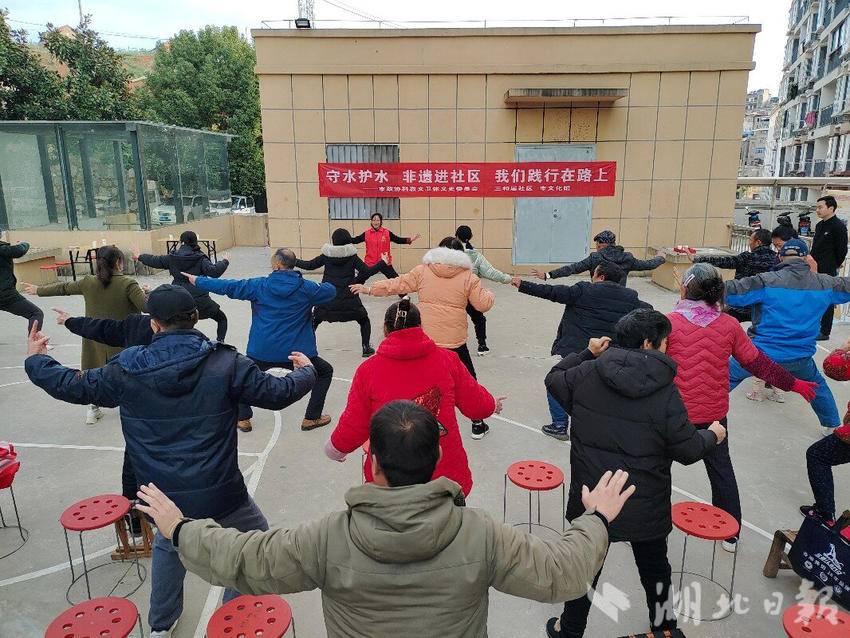 华体会体育入口-城市足球联赛走入社区，推广全民健康新生活