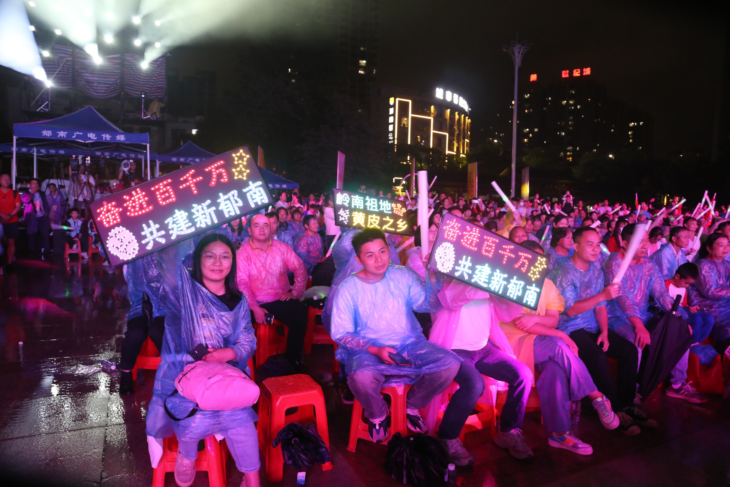 华体会体育-场上气氛火爆：观众席座无虚席，助威声震天！的简单介绍